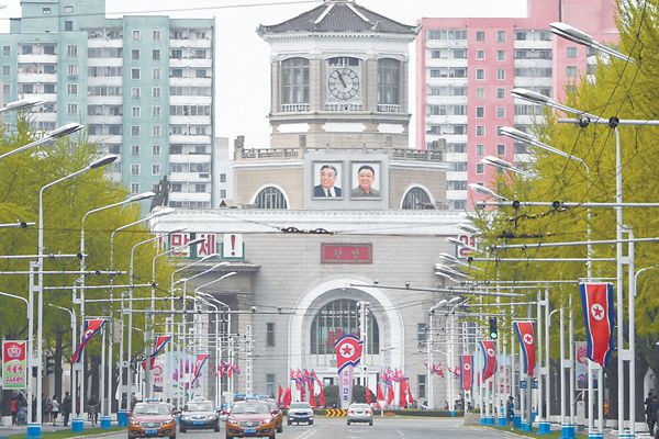 4月25日是朝鮮人民軍建軍85周年紀(jì)念日。圖為24日的平壤街頭。
