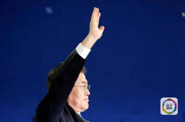 目前民調(diào)領(lǐng)先的共同民主黨候選人文在寅方面當(dāng)天上午表示，強(qiáng)行在星州部署“薩德”的做法“無視國民意愿和程序”，實(shí)際上切斷了下屆政府針對“薩德”相關(guān)政策的判斷余地。