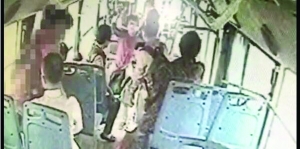 女司機(jī)路見(jiàn)不平一聲吼，小女孩方才脫身 視頻截圖