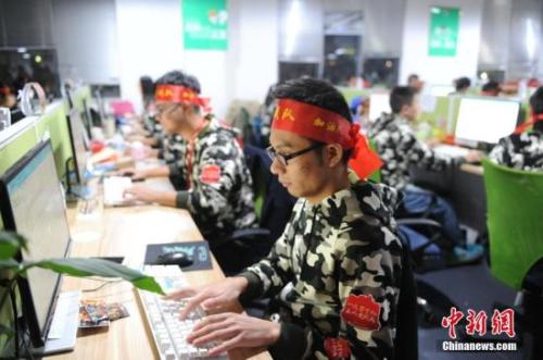 資料圖：安徽蕪湖某電商迎戰(zhàn)雙十一。中新社記者 張婭子 攝