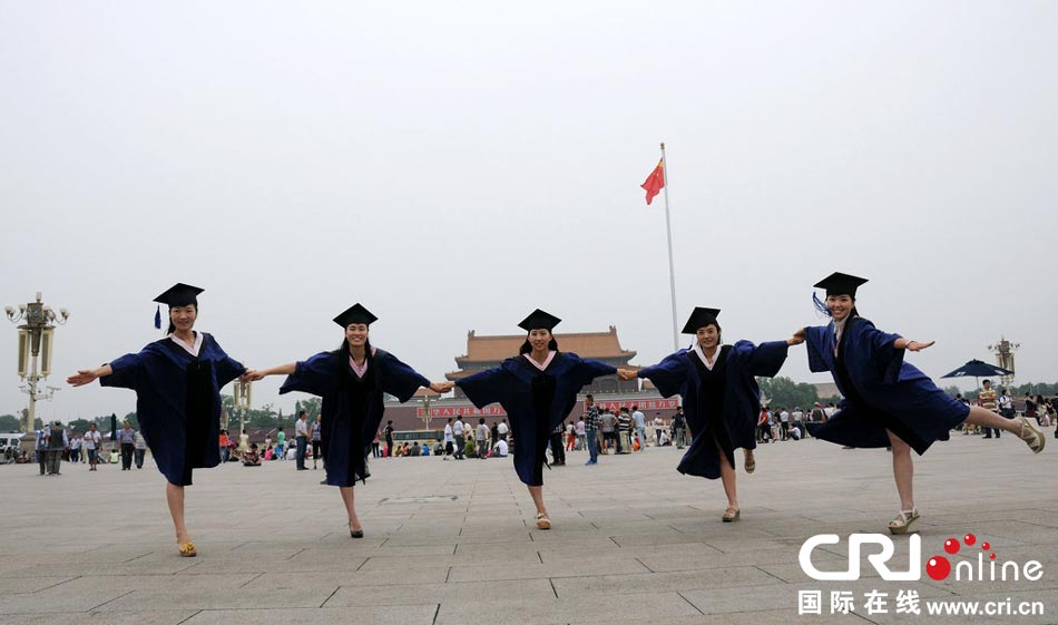 幾名打?qū)W生天安門廣場(chǎng)創(chuàng)意留影。圖片來(lái)源：金聞/CFP