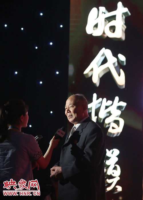河南鄧州“編外雷鋒團(tuán)”團(tuán)長(zhǎng)宋清梅，在“時(shí)代楷?！卑l(fā)布廳接受中央媒體現(xiàn)場(chǎng)采訪。