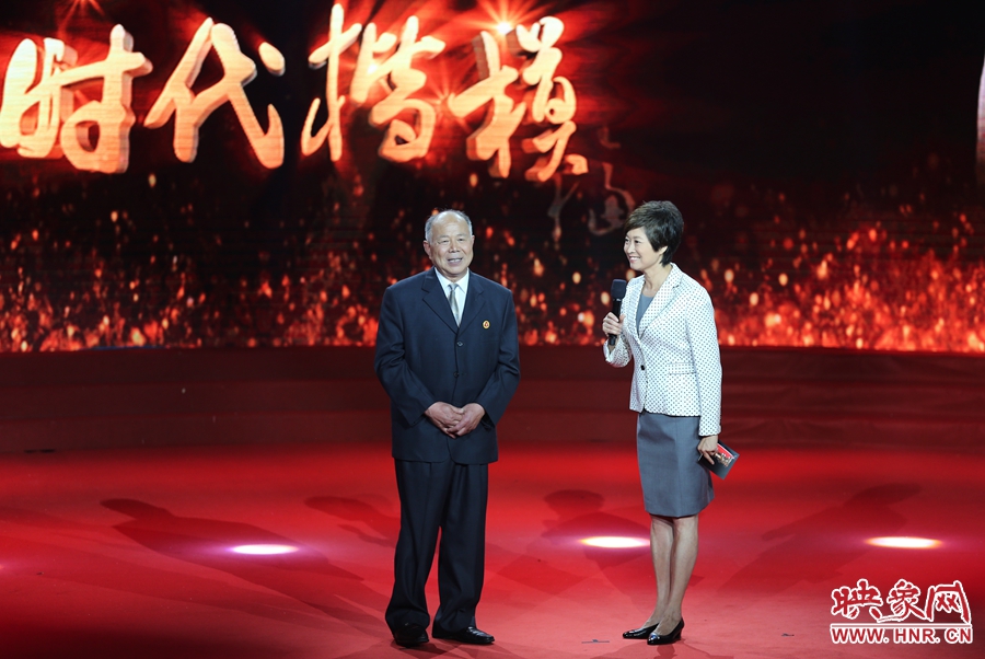 河南鄧州“編外雷鋒團(tuán)”團(tuán)長(zhǎng)，在“時(shí)代楷模”發(fā)布廳接受敬一丹訪問(wèn)。