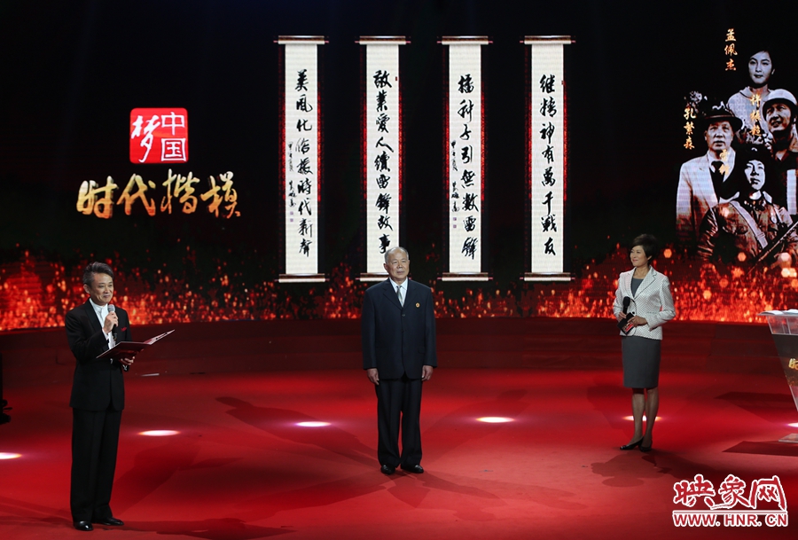朗誦者現(xiàn)場(chǎng)朗誦贊河南鄧州“編外雷鋒團(tuán)”的楹聯(lián)。