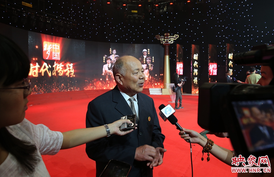 河南鄧州“編外雷鋒團(tuán)”團(tuán)長(zhǎng)宋清梅接受媒體采訪。