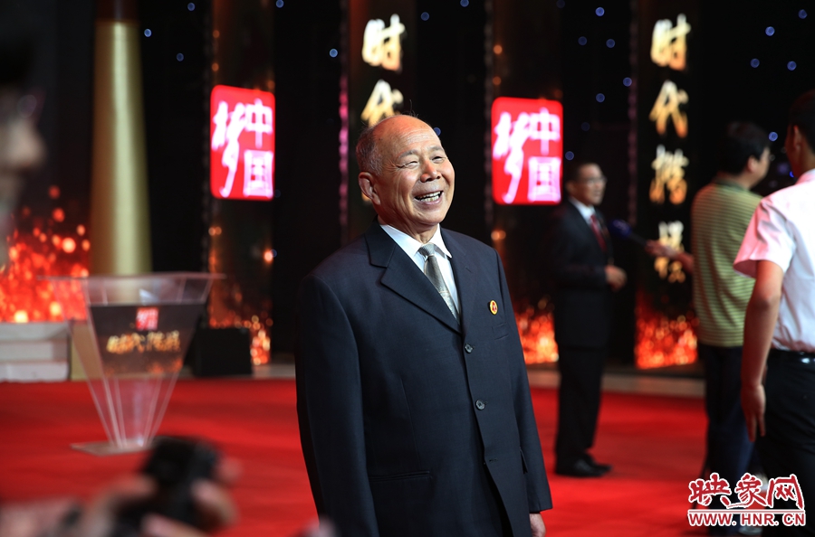 河南鄧州“編外雷鋒團(tuán)”被中宣部授予“時(shí)代楷?！睒s譽(yù)稱號(hào)，團(tuán)長(zhǎng)宋清梅非常激動(dòng)和高興。