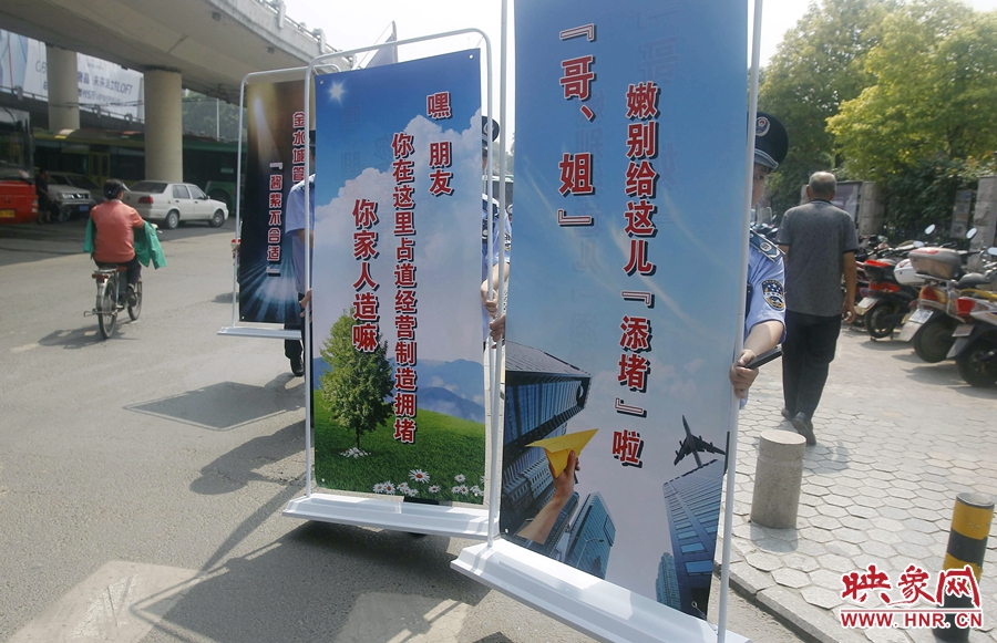 “哥、姐，嫩（你們）別給這兒添堵啦?！? width=