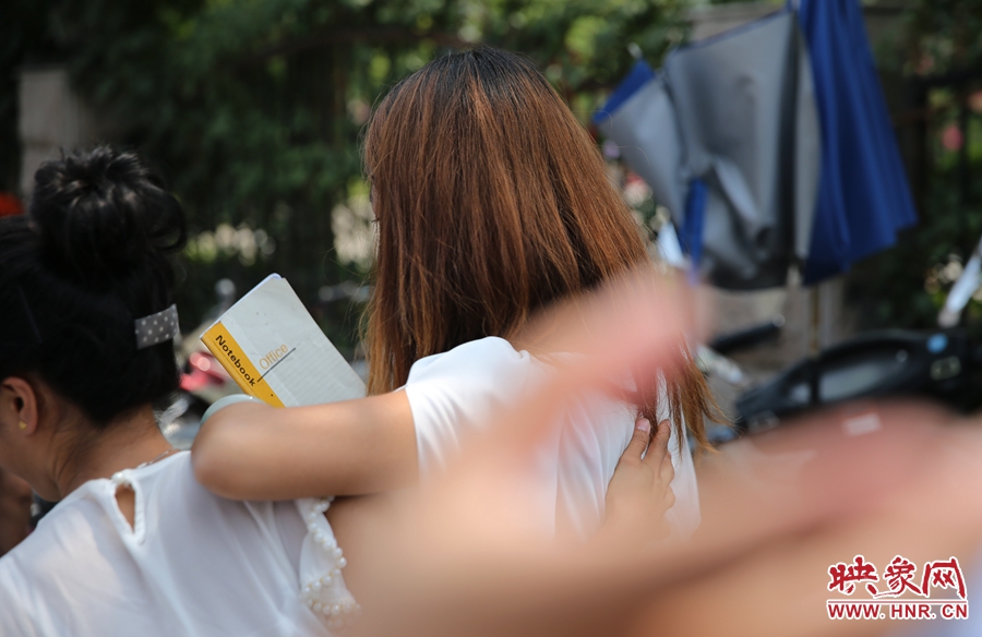 兩名看守攤位的女孩見記者拍照離開現(xiàn)場。