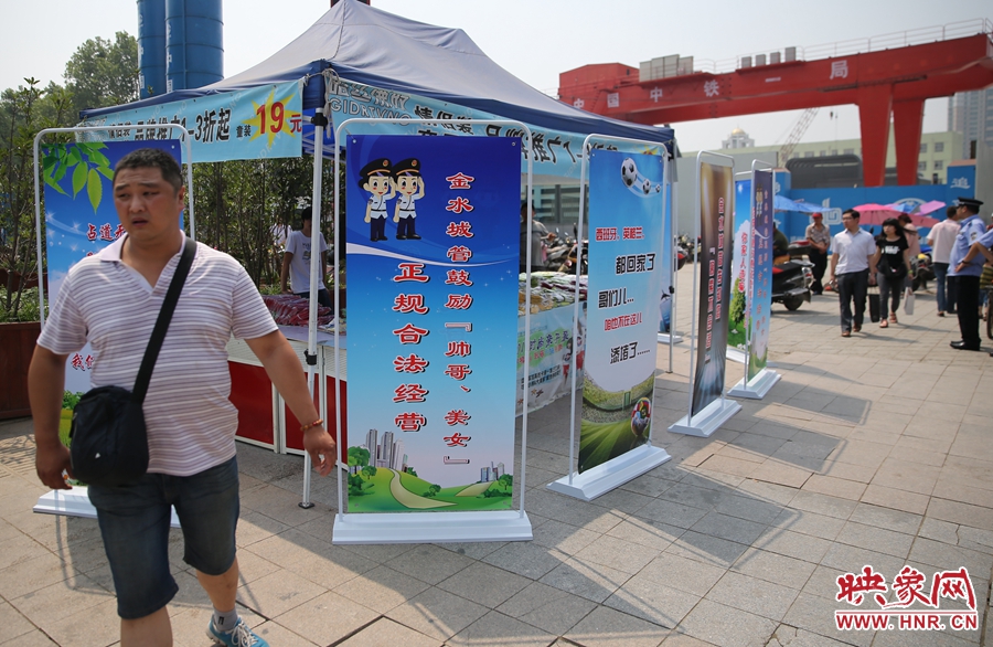 攤位被“圍觀”后，沒有一單生意，過往市民叫好。