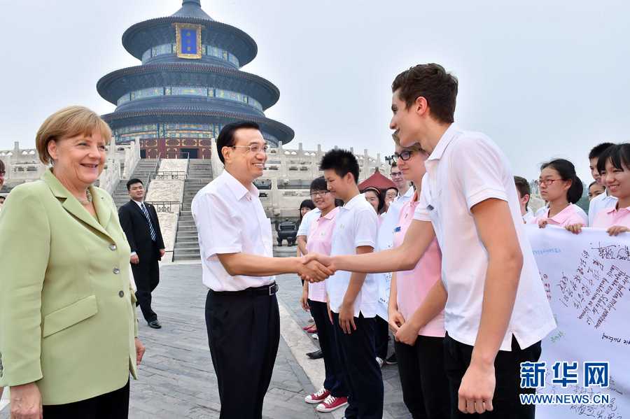 李克強(qiáng)同默克爾與青少年代表親切交流。