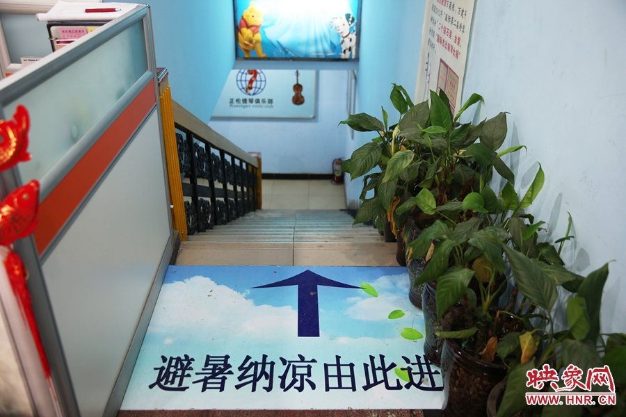 金水區(qū)人防（珠江琴行）納涼點(diǎn)入口處的明顯標(biāo)識(shí)。