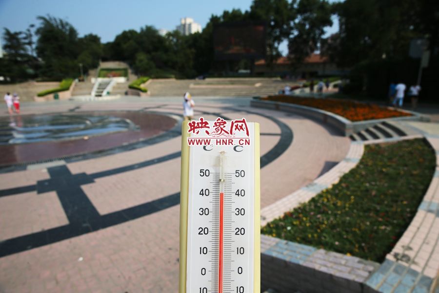 7月8日下午，紫荊山公園氣溫為39度（溫度計(jì)懸空測(cè)量），相比人防納涼處高14度。