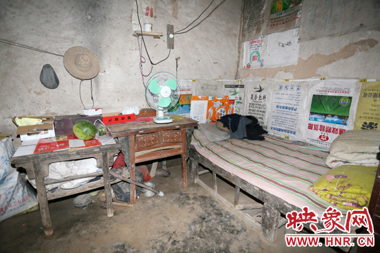 老人的居住條件十分簡(jiǎn)陋。
