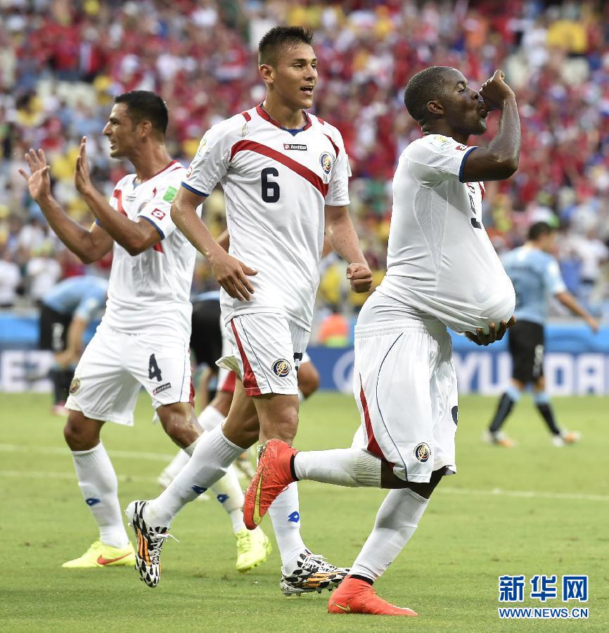 6月14日，哥斯達黎加隊球員喬·坎貝爾（右一）進球后將足球塞進衣服內(nèi)慶祝。
