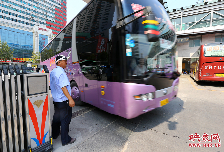 車場(chǎng)內(nèi)車輛順暢時(shí)，調(diào)度員還要在門口迎車指揮