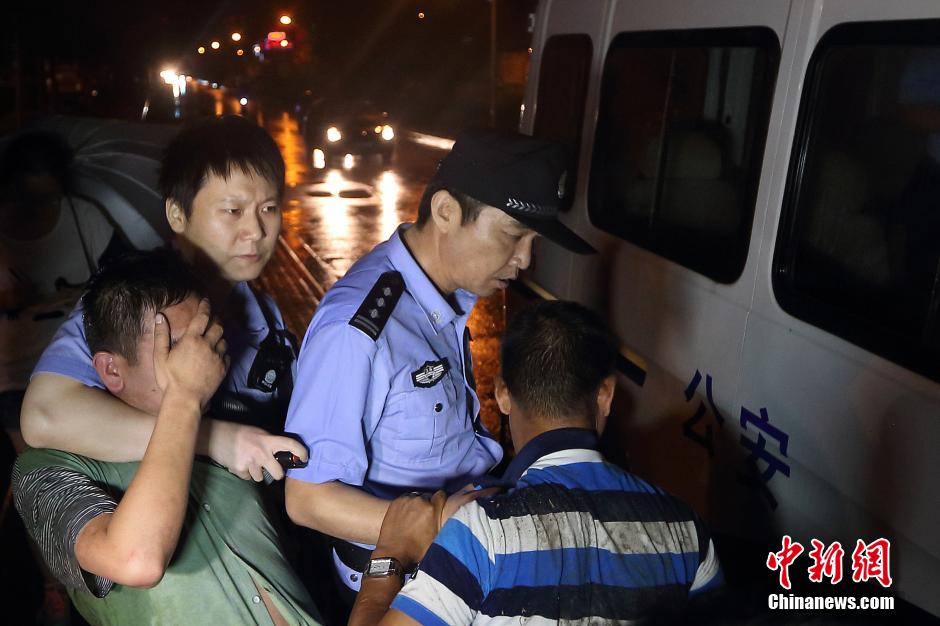 7月24日晚,南京警方將查獲的酒后駕駛車輛的男子控制,該男子涉嫌酒后駕車、肇事逃逸。