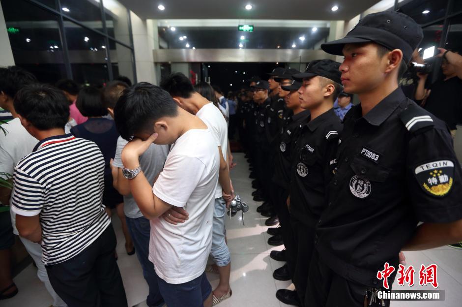 7月24日晚,南京警方將抓獲的以福建、江西、河南、湖北、黑龍江等多個(gè)外省市的涉及傳銷人員集中帶回。