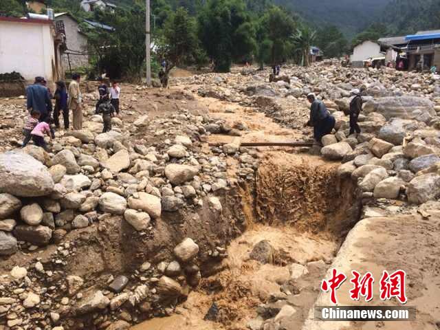 7月28日,云南省保山市隆陽(yáng)區(qū)瓦房鄉(xiāng)喜坪村上坪小組發(fā)生山洪災(zāi)害,造成3戶人家9人被沖走。