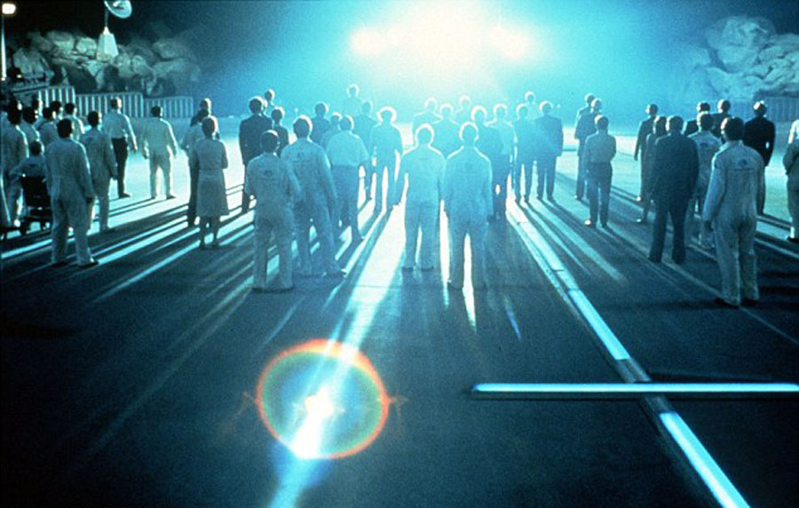 攝影師拍攝到的圖片看上去像科幻電影《第三類接觸》中外星人登陸地球的畫面。