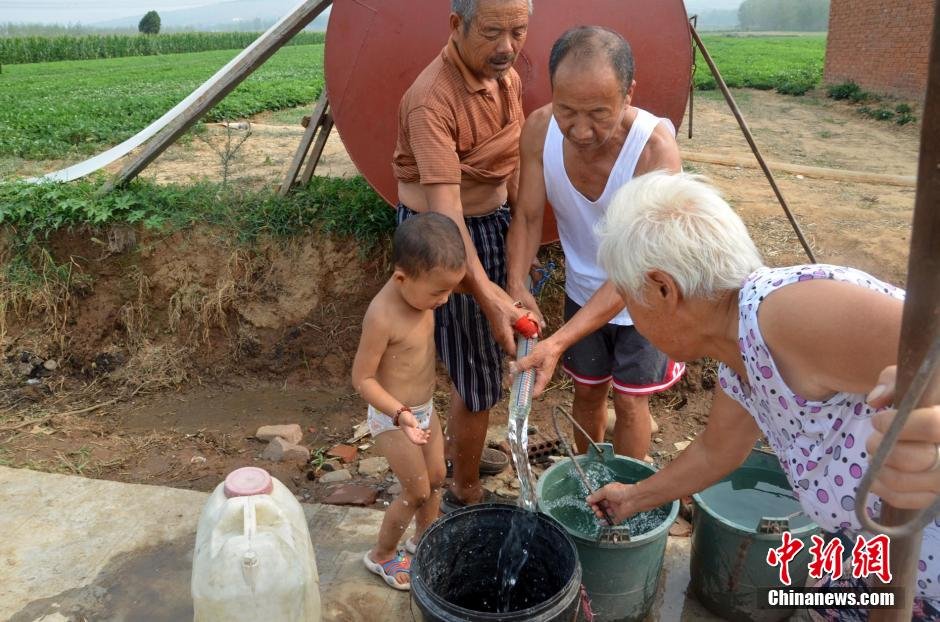 逾1200位村民只能依靠當(dāng)?shù)厮块T新打的一口深80米的機(jī)井取水飲用。