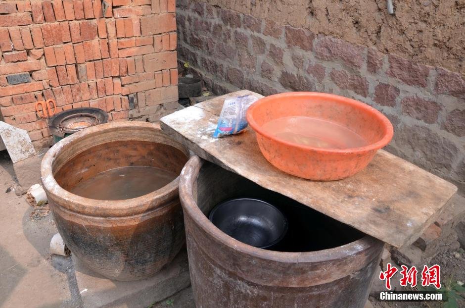 每天排隊(duì)取水，廢水循環(huán)使用已成為該村老少的生活習(xí)慣。