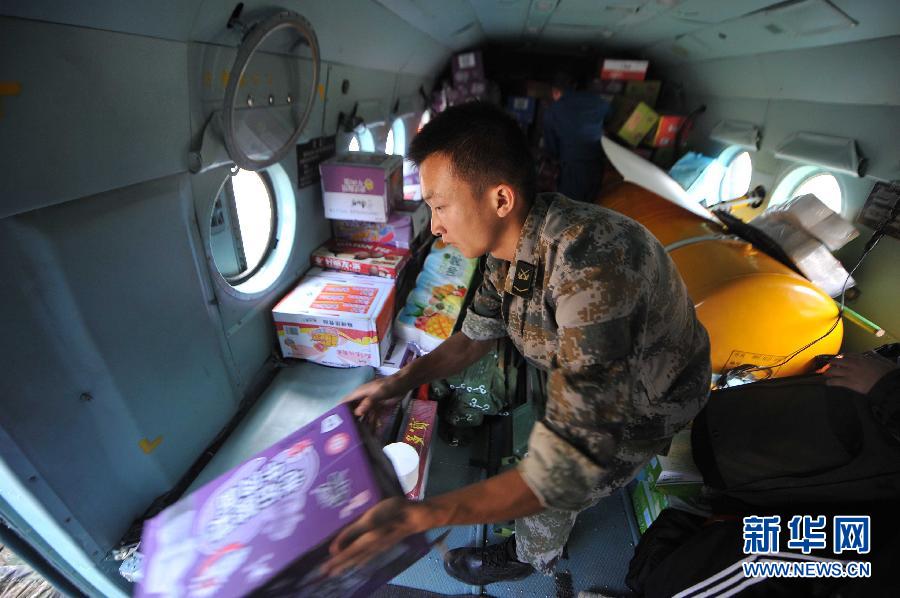  8月5日，在魯?shù)榭h龍頭山鎮(zhèn)，部隊官兵從直升機上卸載救災物資。