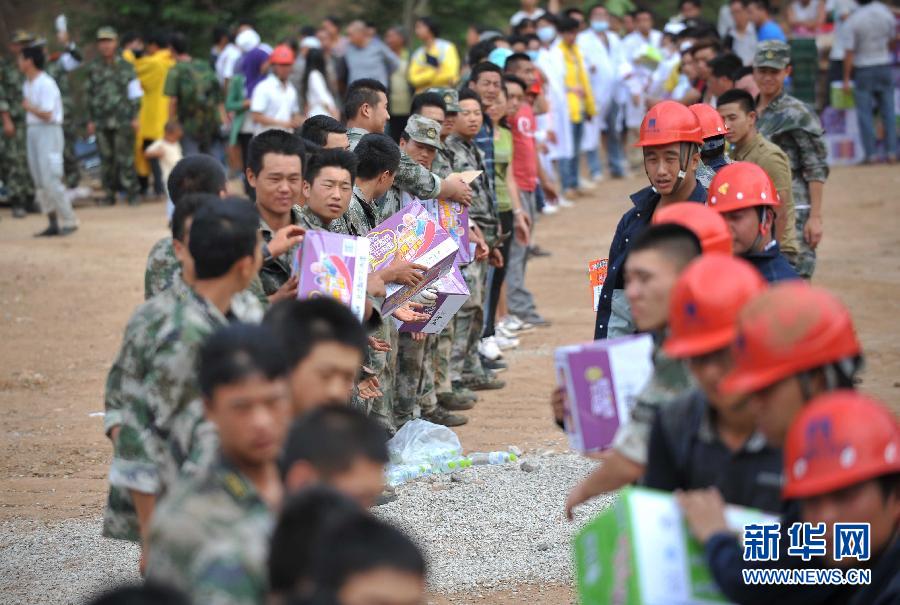 8月5日，在魯?shù)榭h龍頭山鎮(zhèn)，當?shù)孛癖D(zhuǎn)運從直升機上卸載的救災物資。