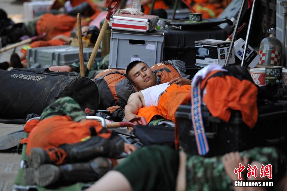 8月6日，龍頭山鎮(zhèn)，疲倦的救援官兵席地而眠。