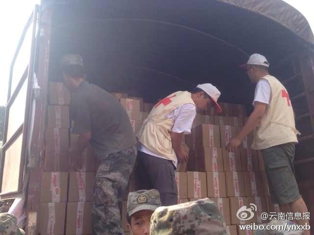 第14集團軍官兵協(xié)助阿迪力將1100余箱切糕從貨車上卸下。
