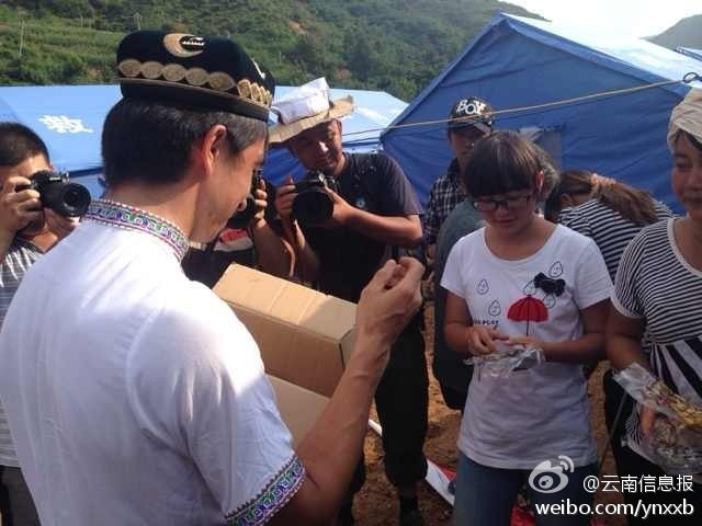 “切糕王子”阿迪力帶著重達5噸、價值50萬元的切糕于7日下午抵達魯?shù)榈卣鹫鹬旋堫^山鎮(zhèn)。