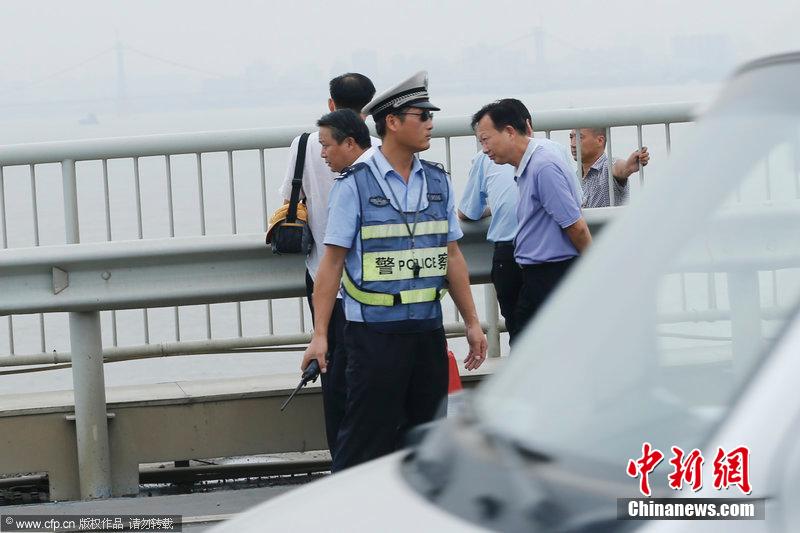武漢長途大巴遭挾持 警方5個多小時(shí)擒獲劫持者