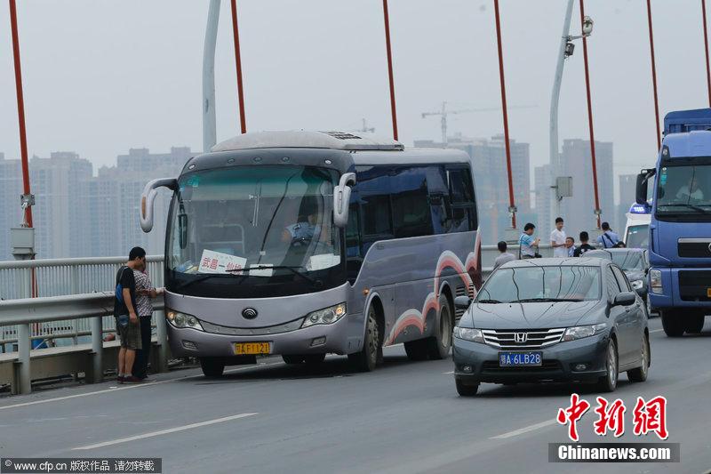 武漢長途大巴遭挾持 警方5個多小時(shí)擒獲劫持者
