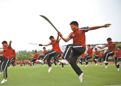 7月1日學(xué)員乘坐20多輛大巴奔赴南京適應(yīng)場地和排練節(jié)目,每天武術(shù)基本功訓(xùn)練必不可少。