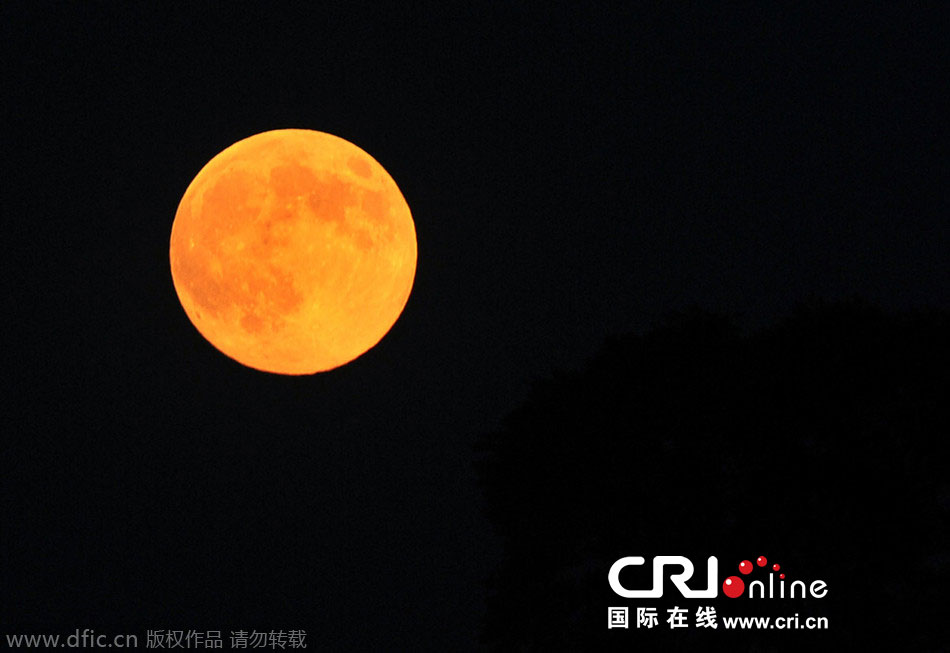 8月10日晚，一輪金燦燦的大月亮在遼寧省大連市東方升起。圖片來源：劉德斌/東方IC