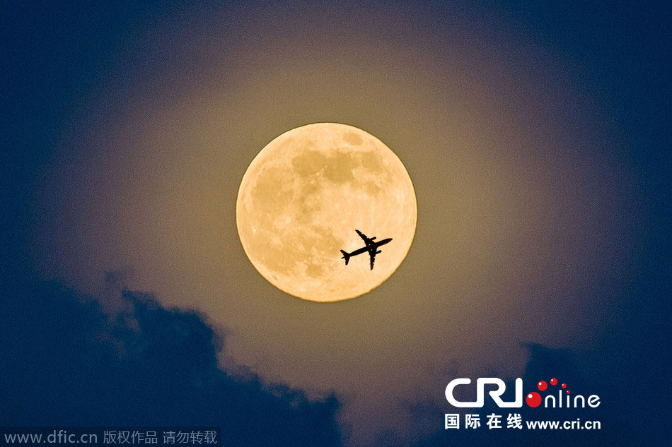 8月10日，19點(diǎn)15分，深圳上空的超級(jí)月亮。圖片來源：鄧飛/東方IC