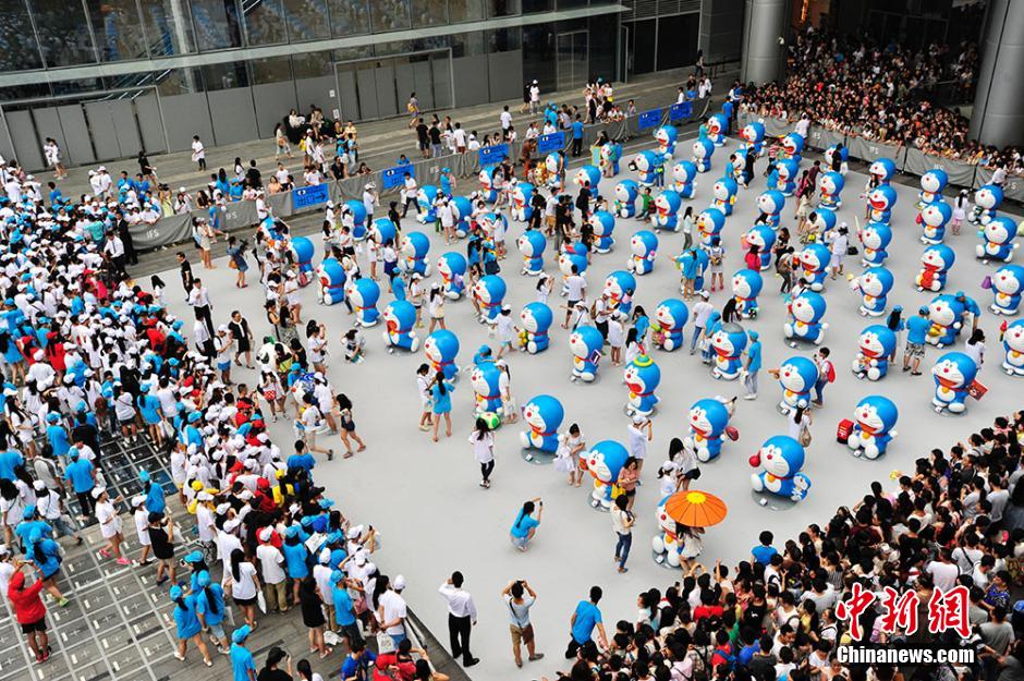 圖為成都民眾狂熱追捧哆啦A夢。