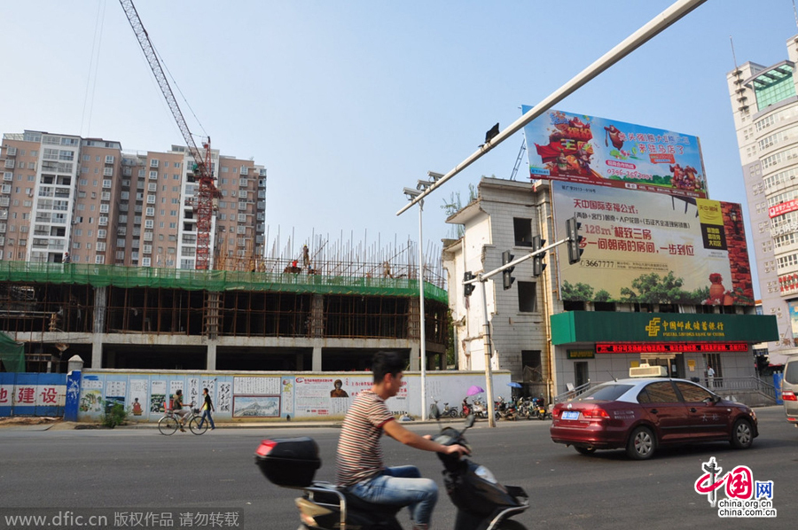 營業(yè)網(wǎng)點(diǎn)周圍也都在開發(fā)建設(shè),唯有這座三層小樓極為扎眼。