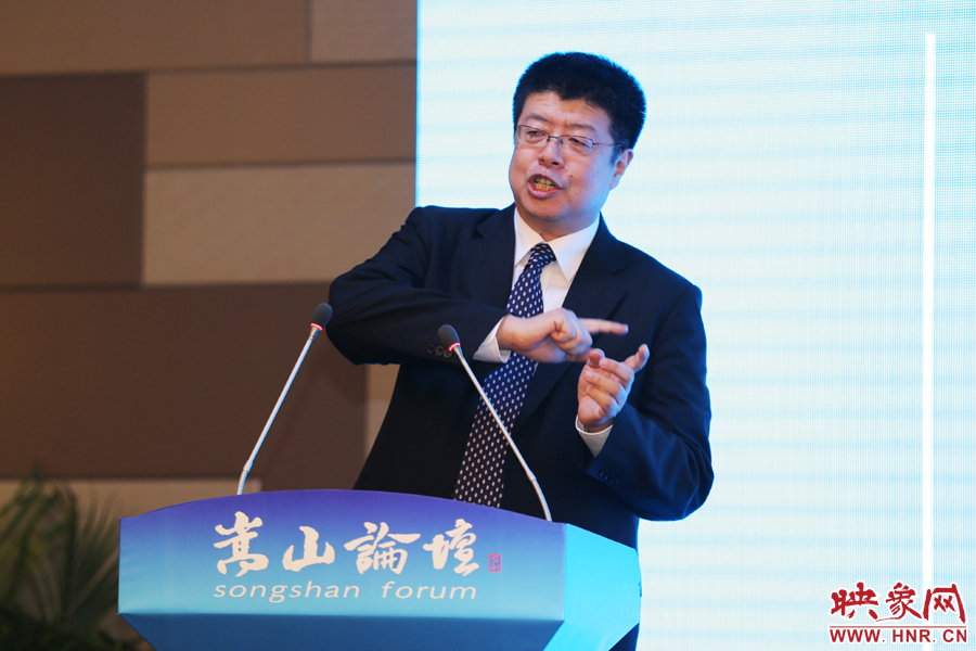 北京大學(xué)文化資源研究中心主任張頤武演講。