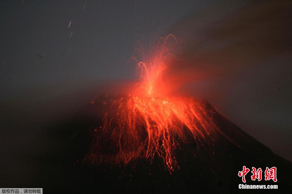當?shù)貢r間8月24日，厄瓜多爾通古拉瓦火山噴發(fā)，熔巖噴出宛如末世。