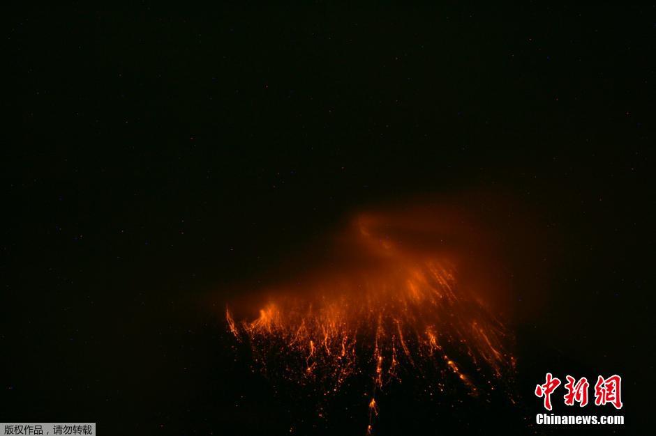 當?shù)貢r間8月24日，厄瓜多爾通古拉瓦火山噴發(fā)，熔巖噴出宛如末世。