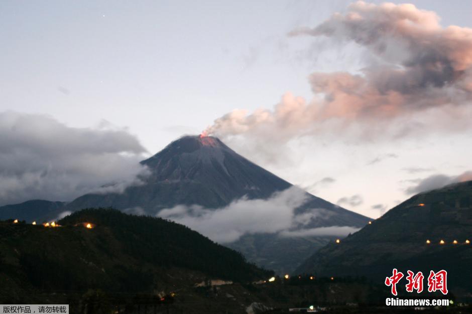 當?shù)貢r間8月24日，厄瓜多爾通古拉瓦火山噴發(fā)，熔巖噴出宛如末世。
