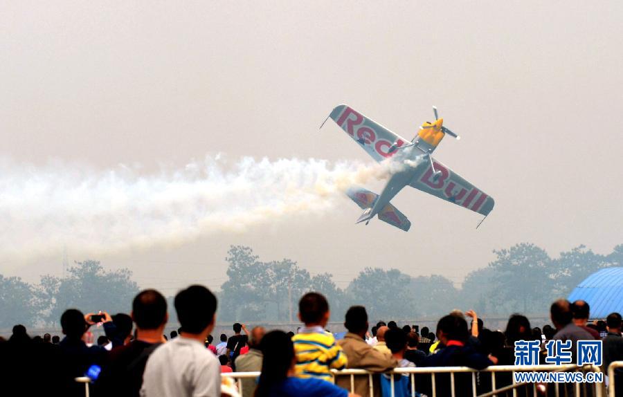 　9月13日，特技隊員在進行空中飛行表演。