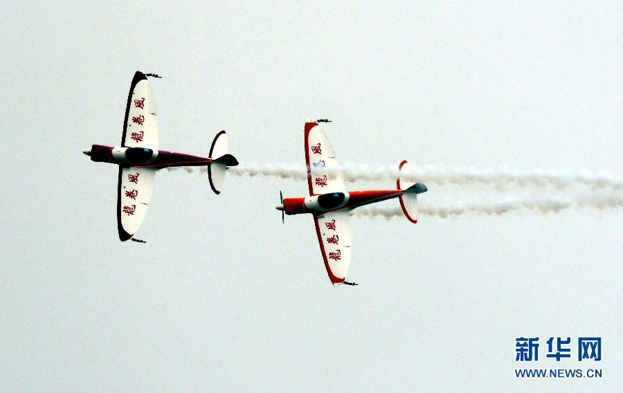 9月13日，特技隊員在進行空中飛行表演。