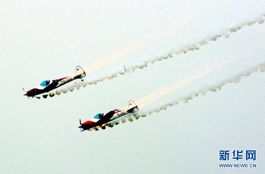 9月13日，特技隊員在進行空中飛行表演。