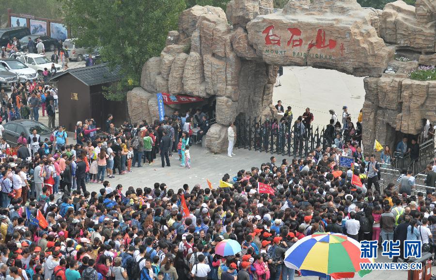  9月21日，大批游客在河北淶源白石山景區(qū)入口處排隊(duì)等候進(jìn)入。
