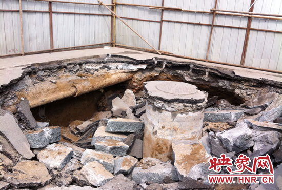 此次路面塌陷的直徑約為3米，深度有2米左右，坑內(nèi)布滿(mǎn)了碎石，路面下方20厘米左右。