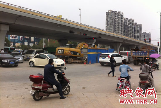 此次塌陷位于鄭州市西三環(huán)與中原路交叉口東側(cè)路西，對(duì)交通影響明顯。