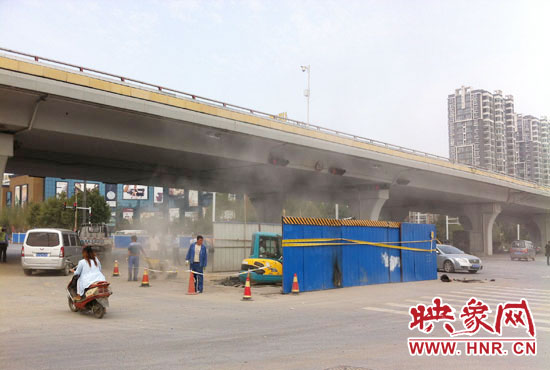 施工單位對(duì)塌陷處進(jìn)行路面切割，造成路面塵土飛揚(yáng)。