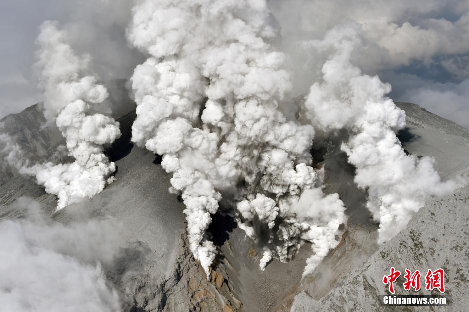當地時間2014年9月27日，日本中部御岳山發(fā)生噴發(fā)，或已造成數人受傷。