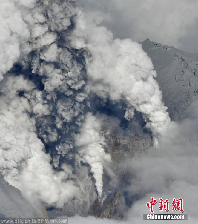 當地時間2014年9月27日，日本中部御岳山發(fā)生噴發(fā)，或已造成數人受傷。